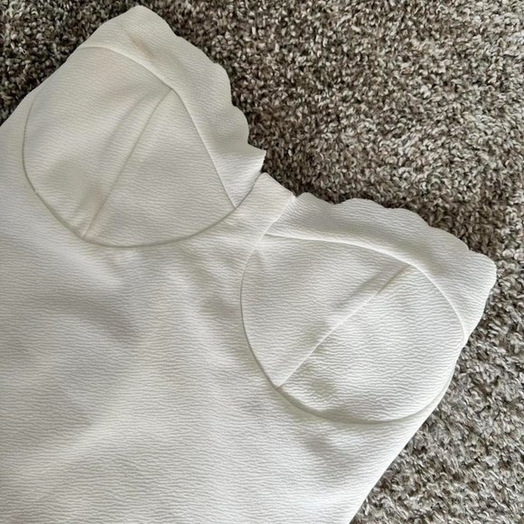 White scalloped bodysuit - Picture 2 of 3